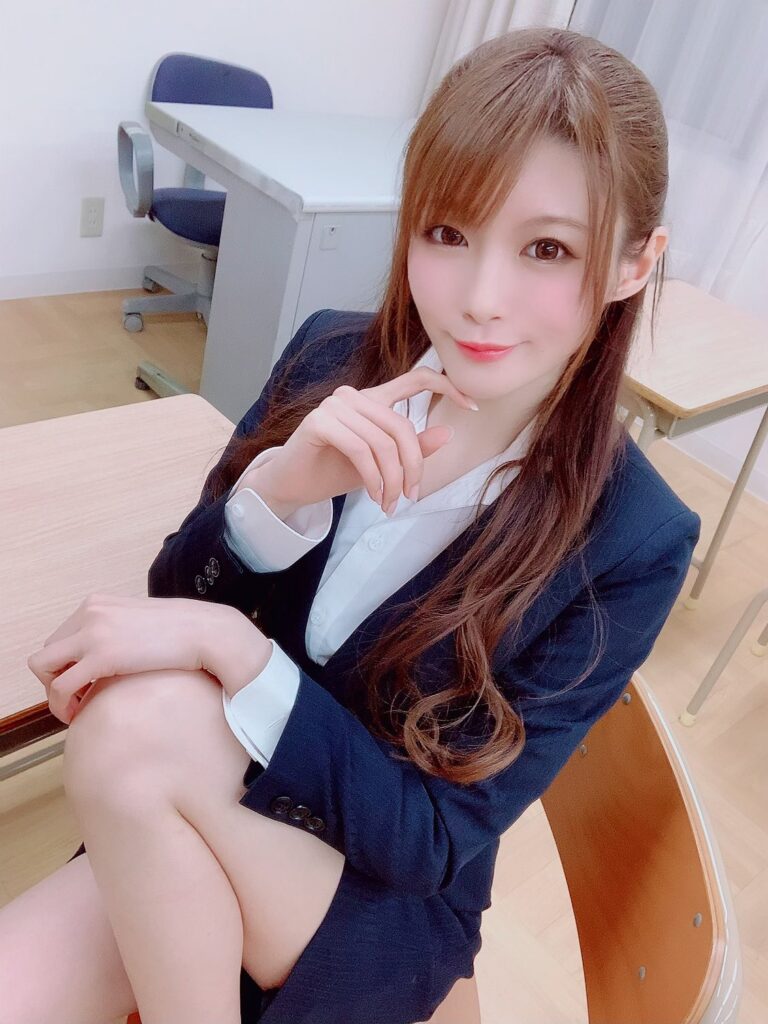 Minami-Aizawa-in-corporate-attire-3