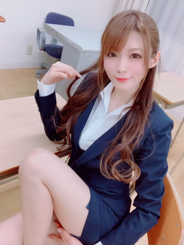 Minami-Aizawa-in-corporate-attire