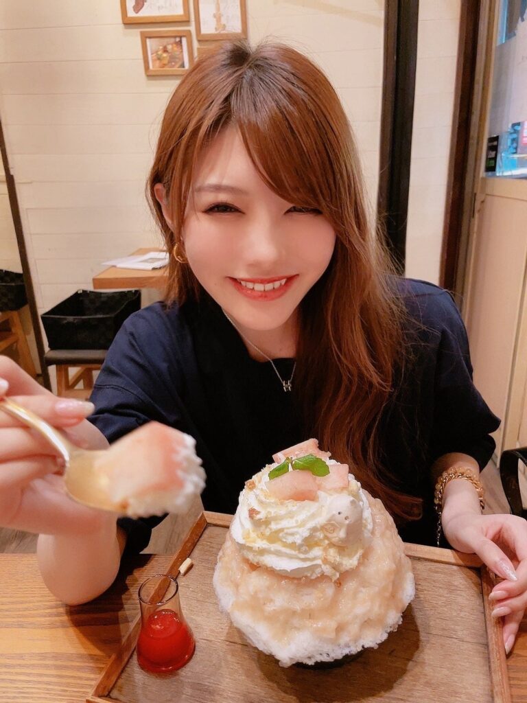 aizawa-minami-eating-ice-cream-2