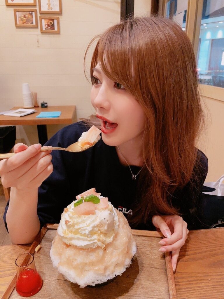 aizawa-minami-eating-ice-cream