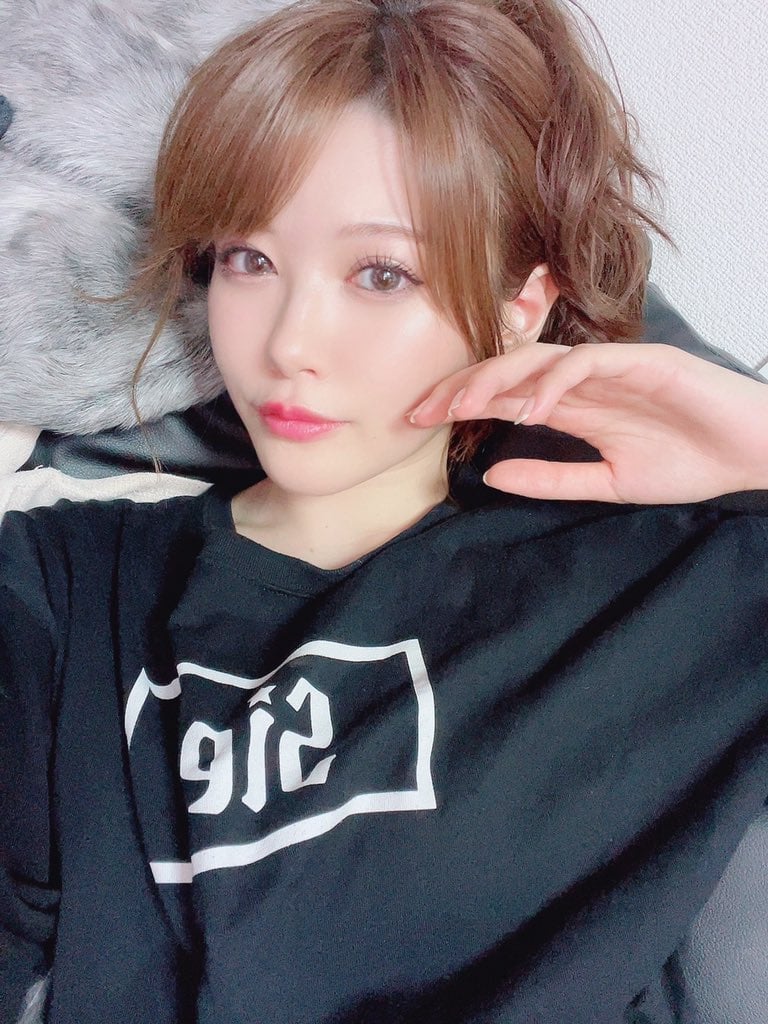 chick-in-black-shirt-minami-aizawa