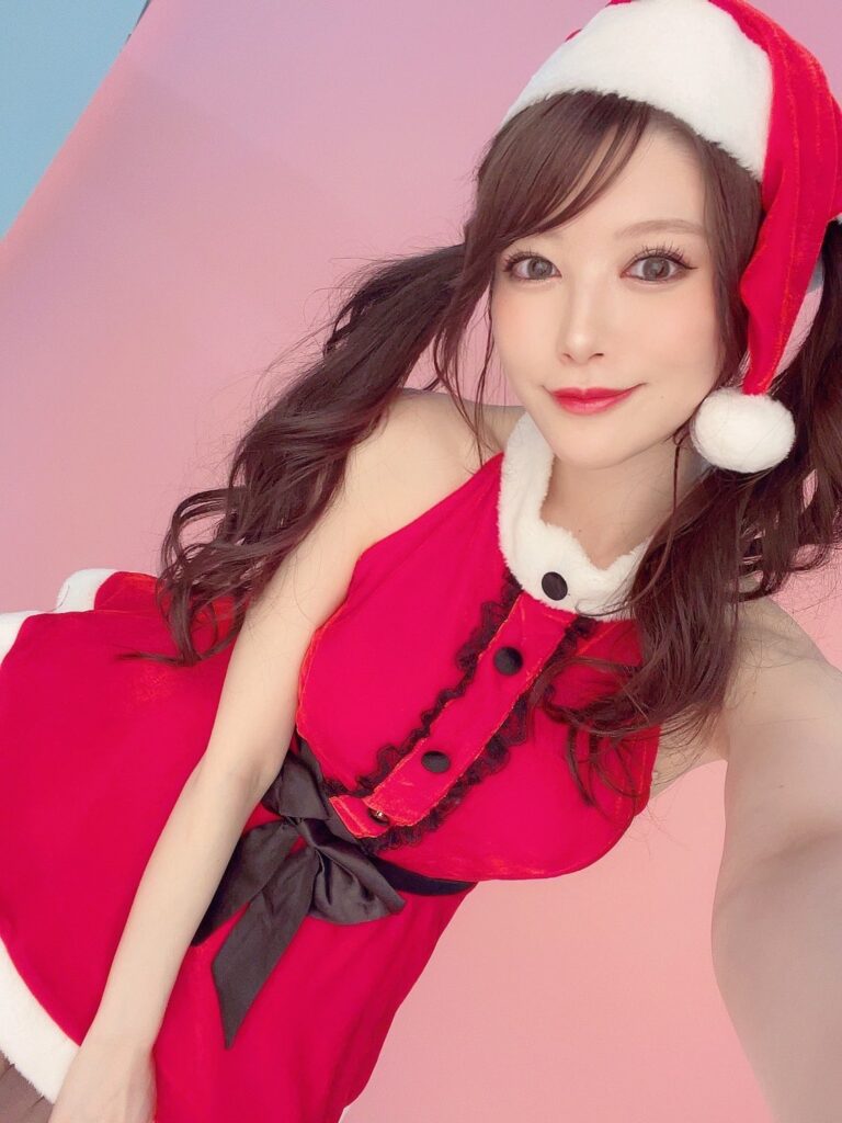 minami-aizawa-wearing-santa-dress-2