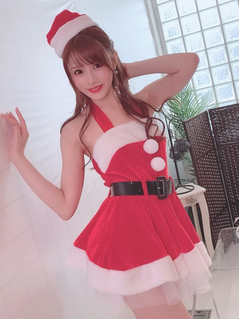 minami-aizawa-wearing-santa-dress