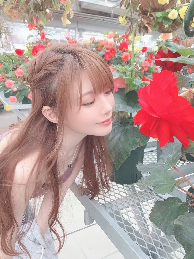 minami-aizawa-with-red-flower